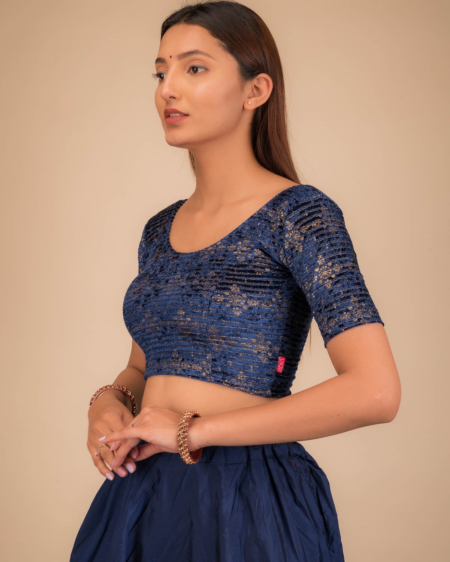 Side profile highlighting the fit and sleeve structure.