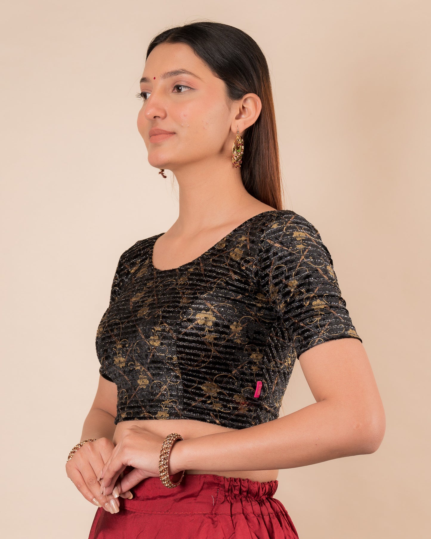 Side profile highlighting the fit and sleeve structure.