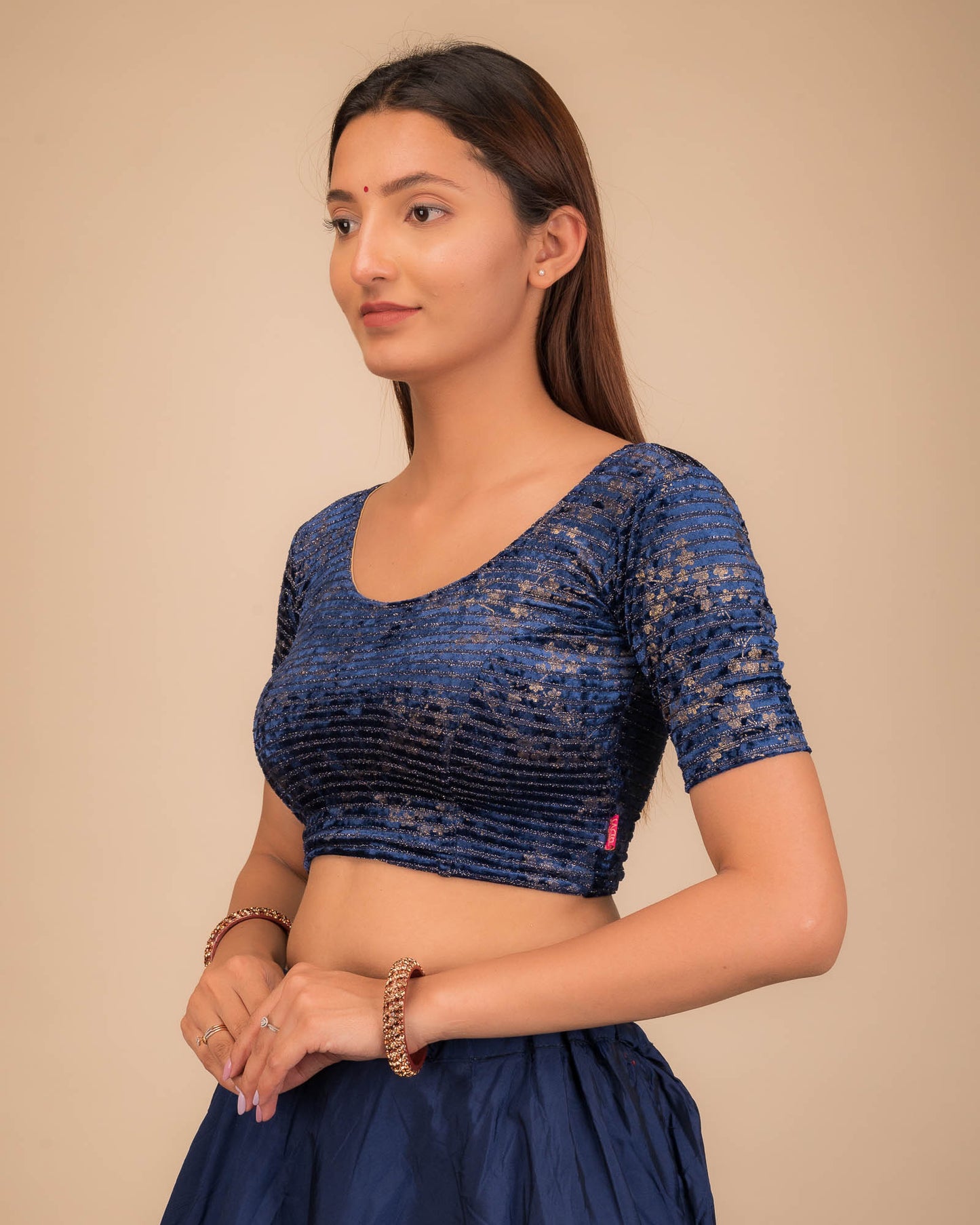 Side profile highlighting the fit and sleeve structure.