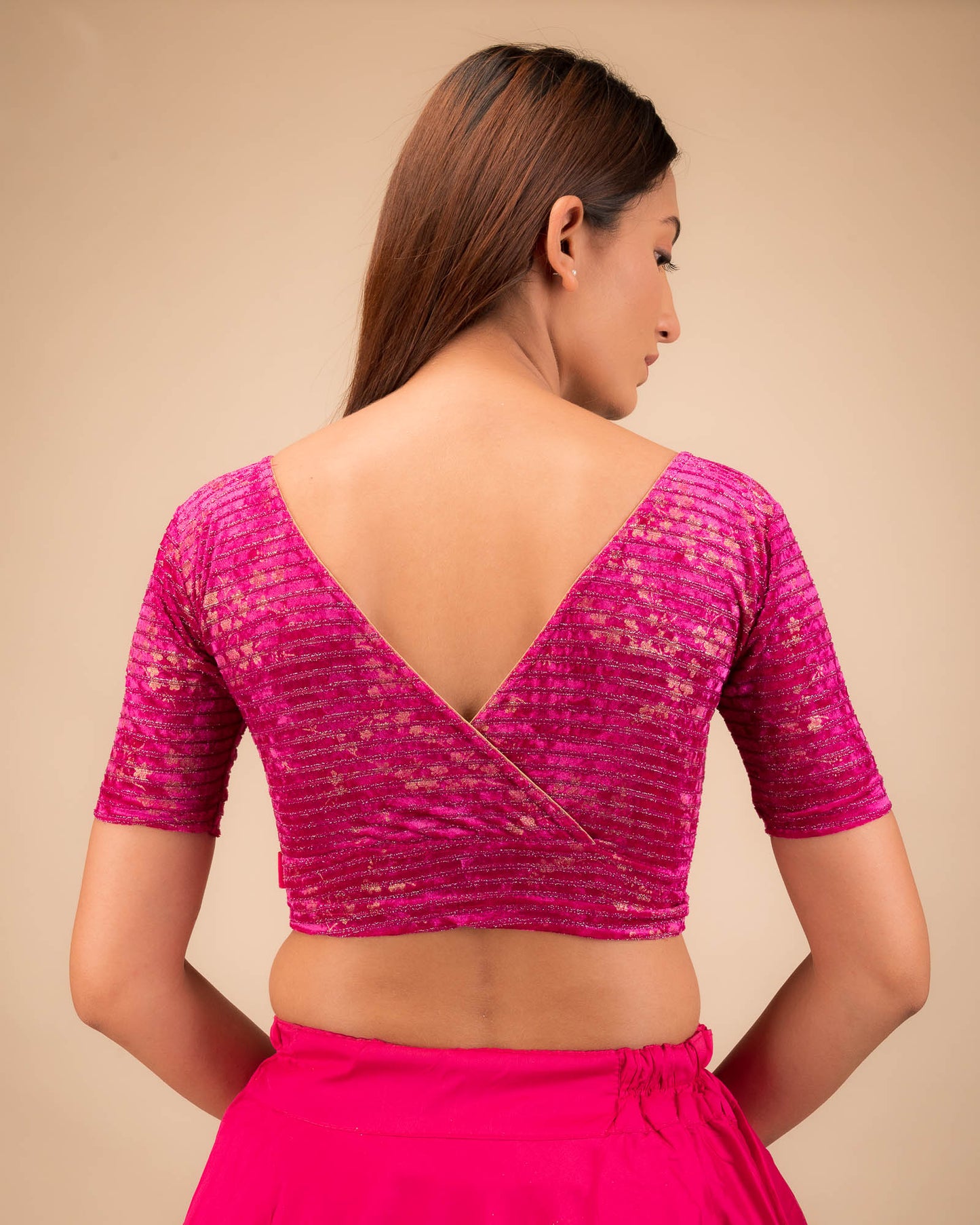 Rear view showing the V-shaped overlap back detail.