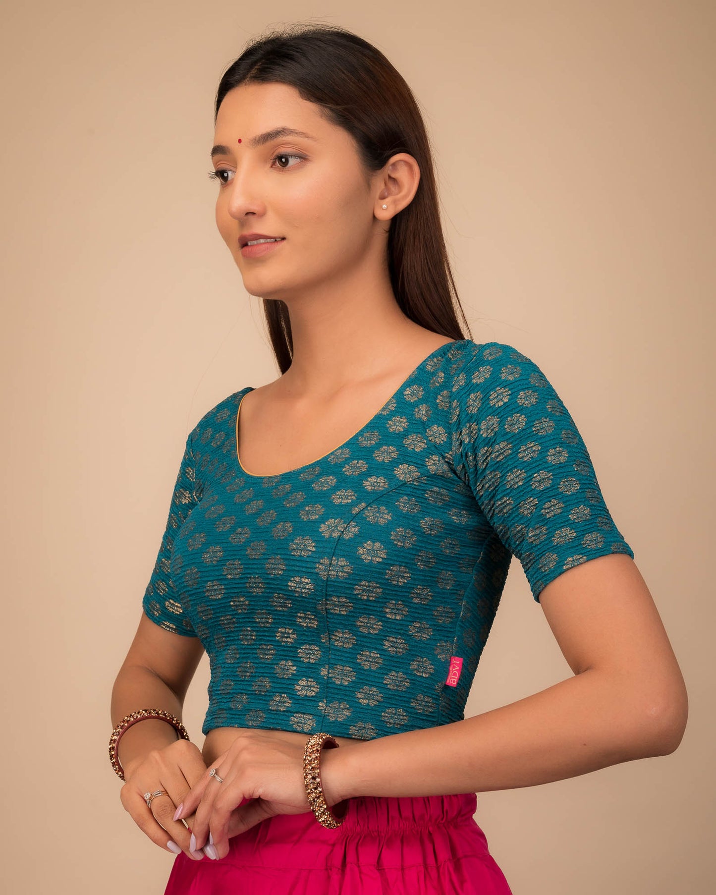 Side profile highlighting fit and sleeve structure.