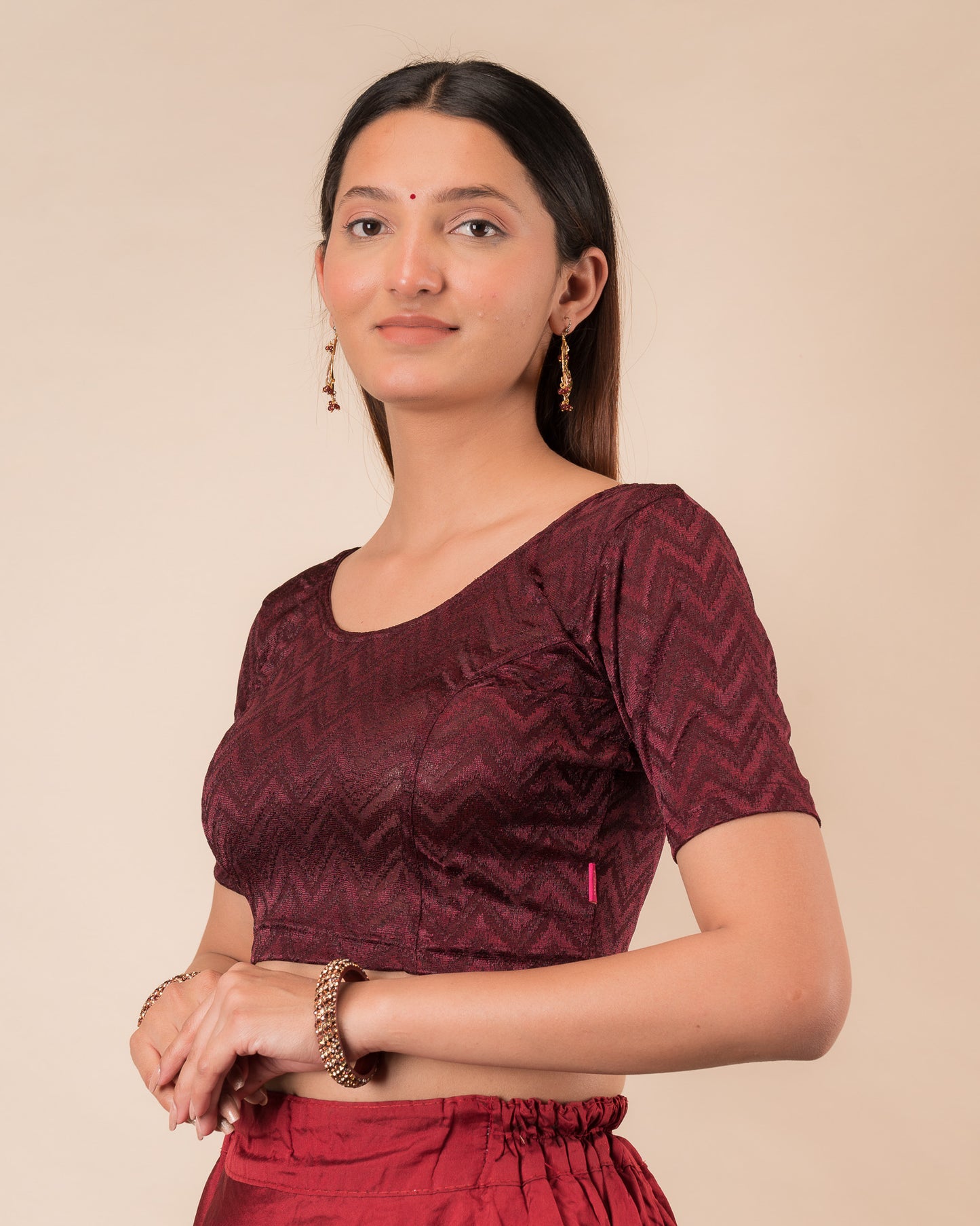 Side profile of the maroon melange zig-zag blouse highlighting the fit and sleeve length