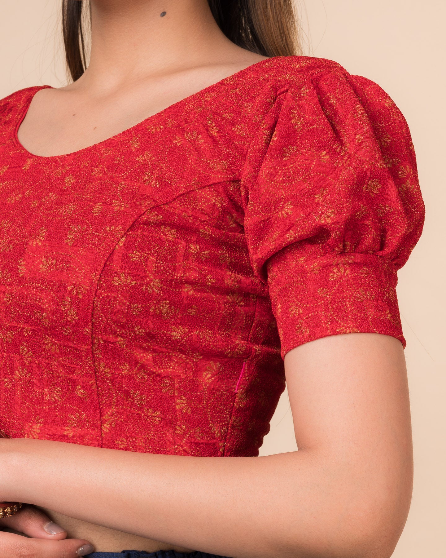 Close-up of the jacquard knit with double metallic print