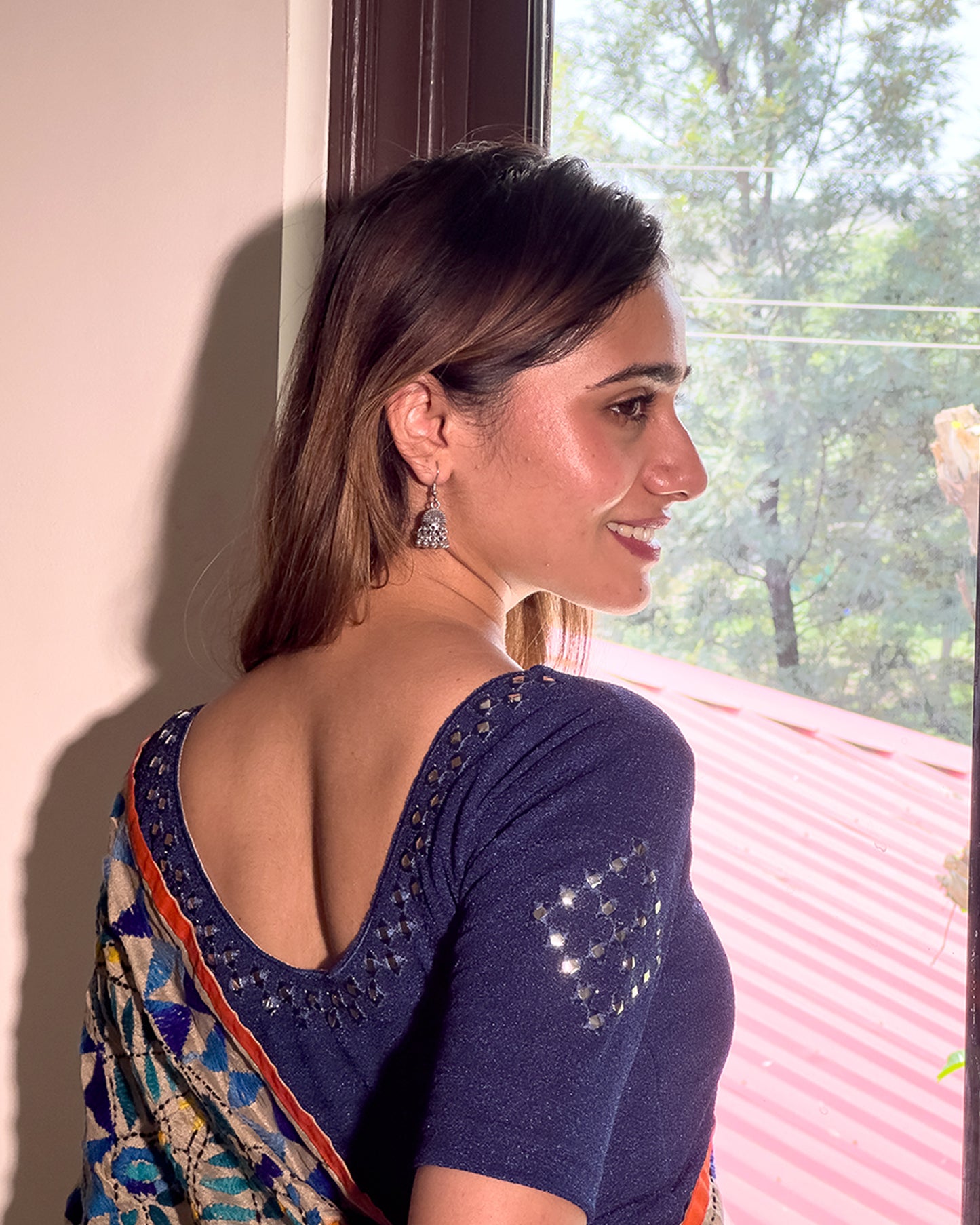 Side profile highlighting fit and sleeve structure.