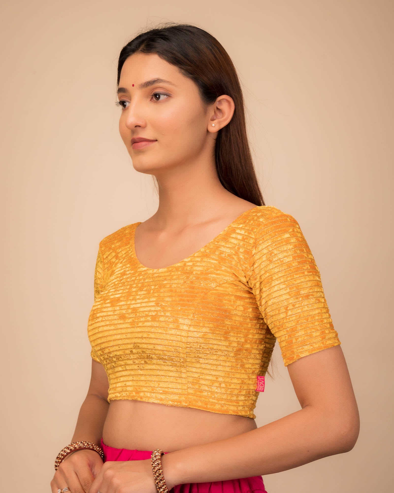 Side profile highlighting the fit and sleeve structure.