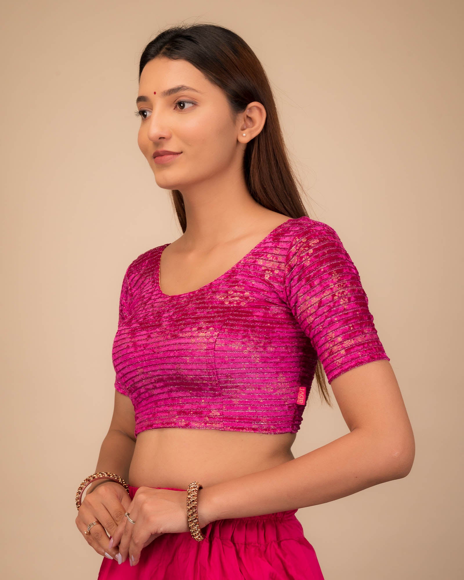 Side profile highlighting the fit and sleeve structure.