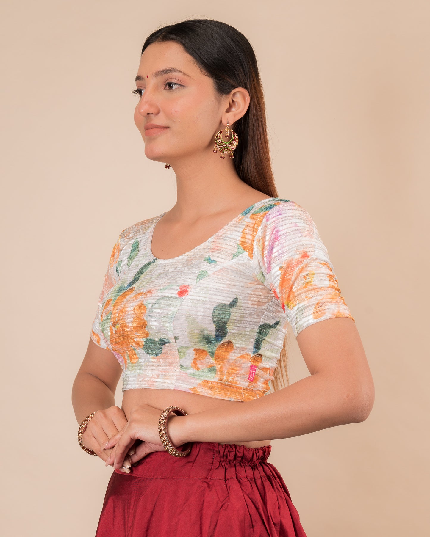 Side profile highlighting the fit and sleeve structure.