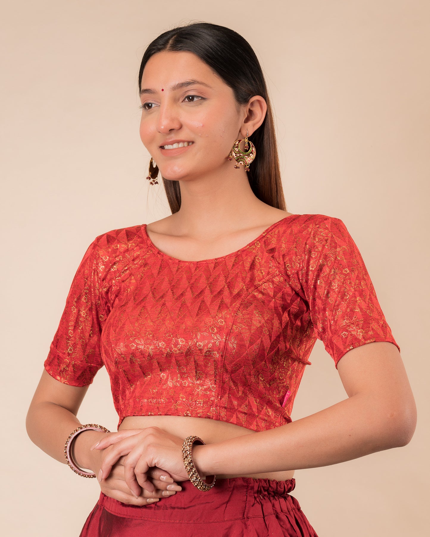 Highlighting the fit, sleeve length, and ruffle detail from the side.