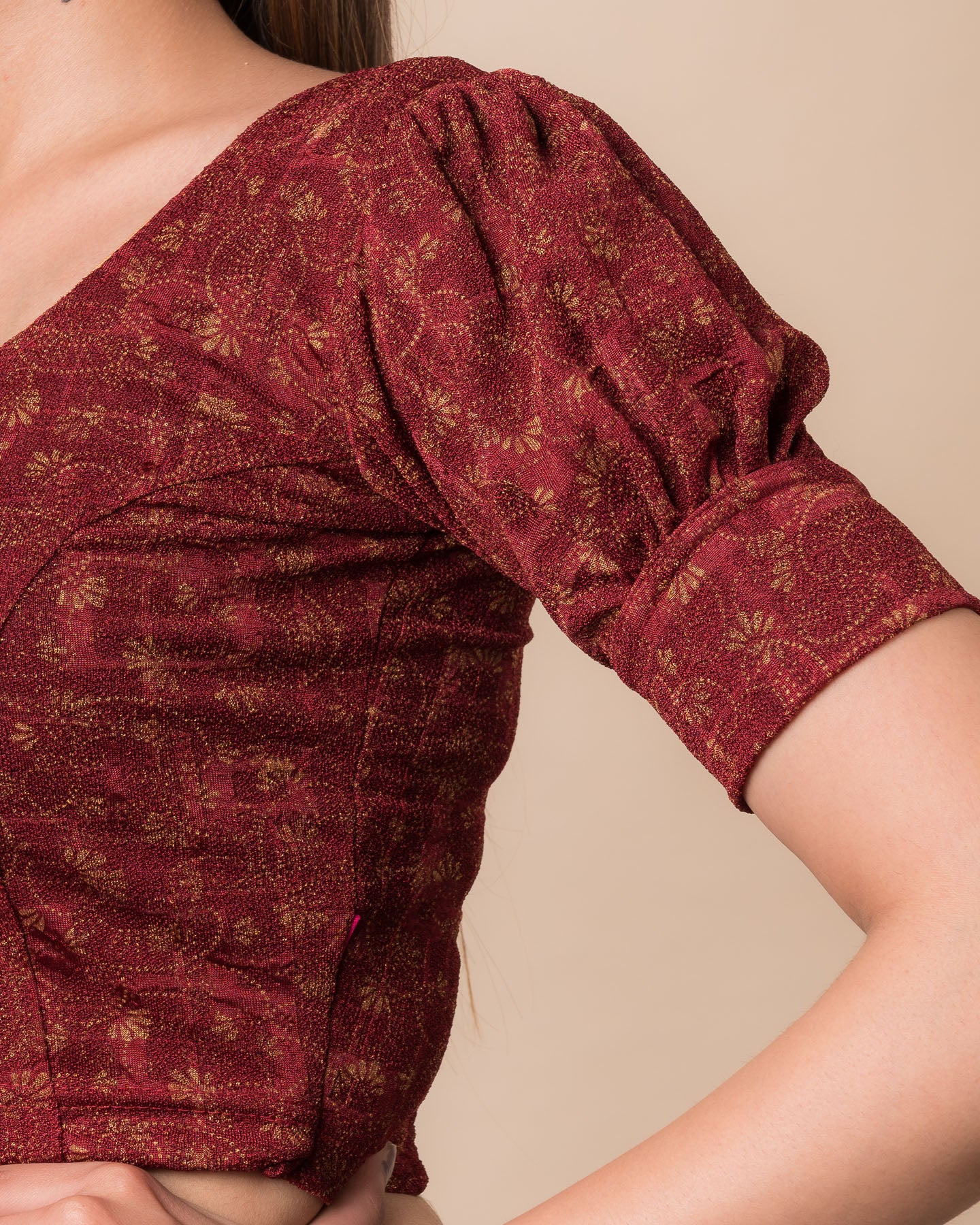  Close-up of the jacquard knit with double metallic print