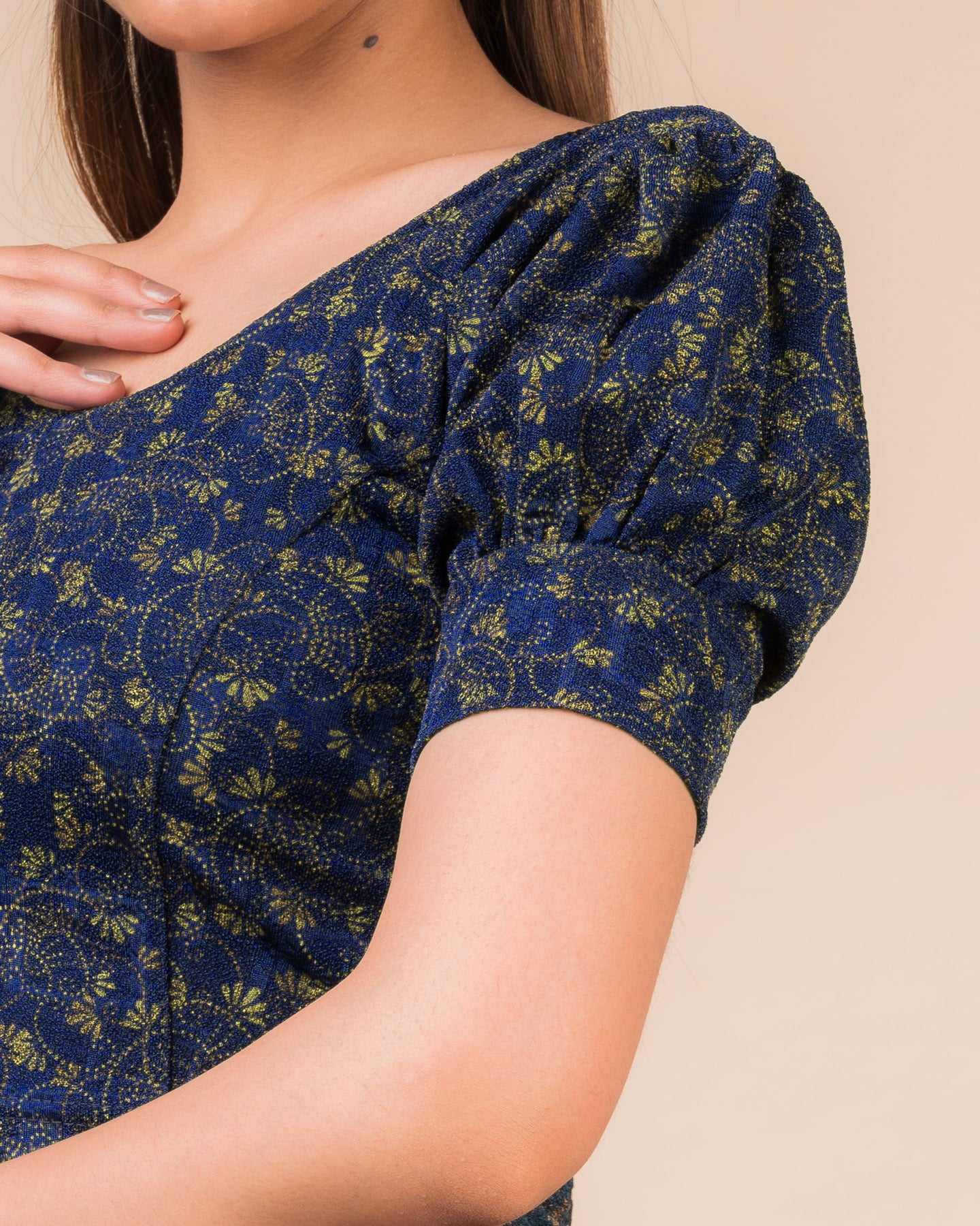  Close-up of the jacquard knit with double metallic print