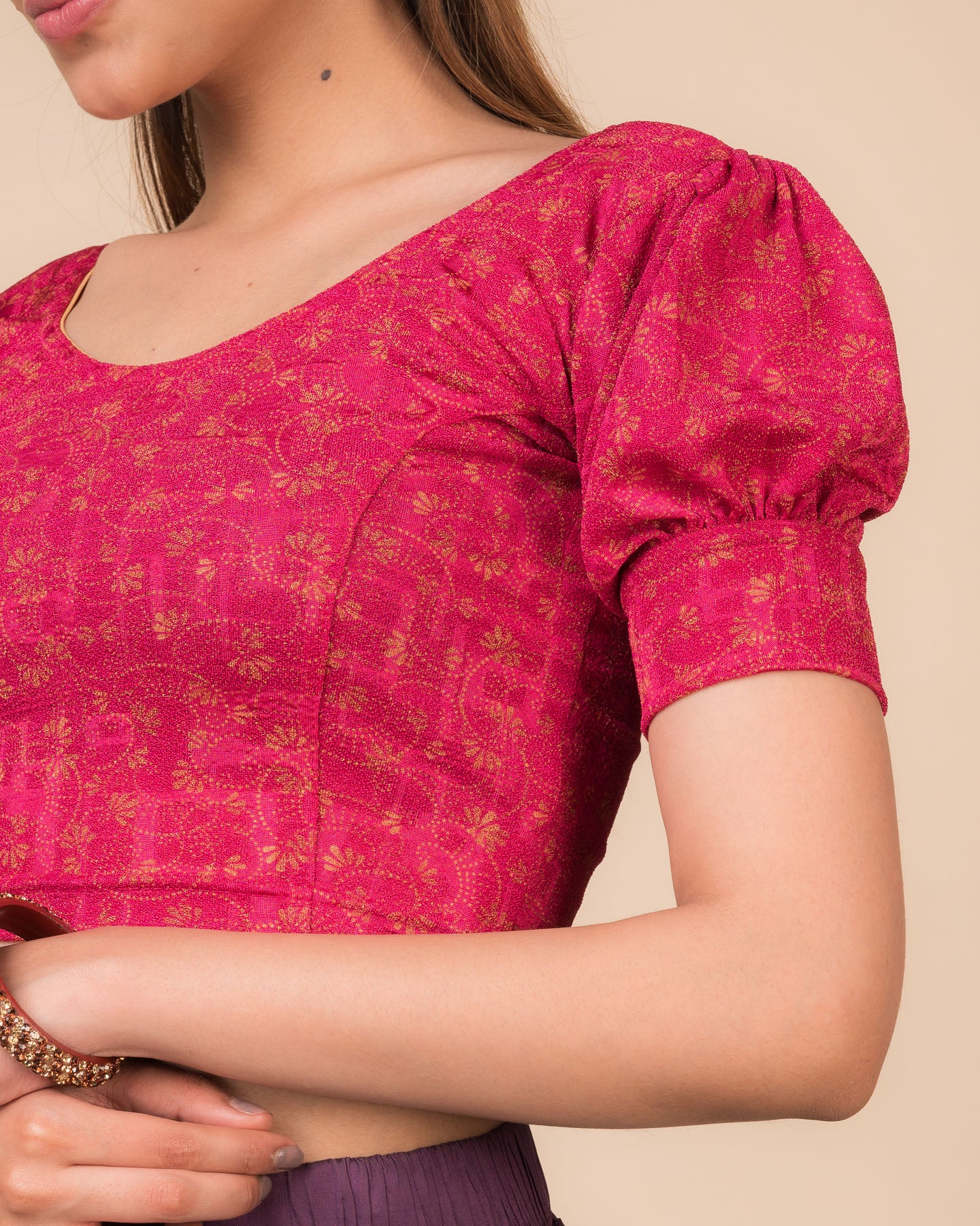  Close-up of the jacquard knit with double metallic print