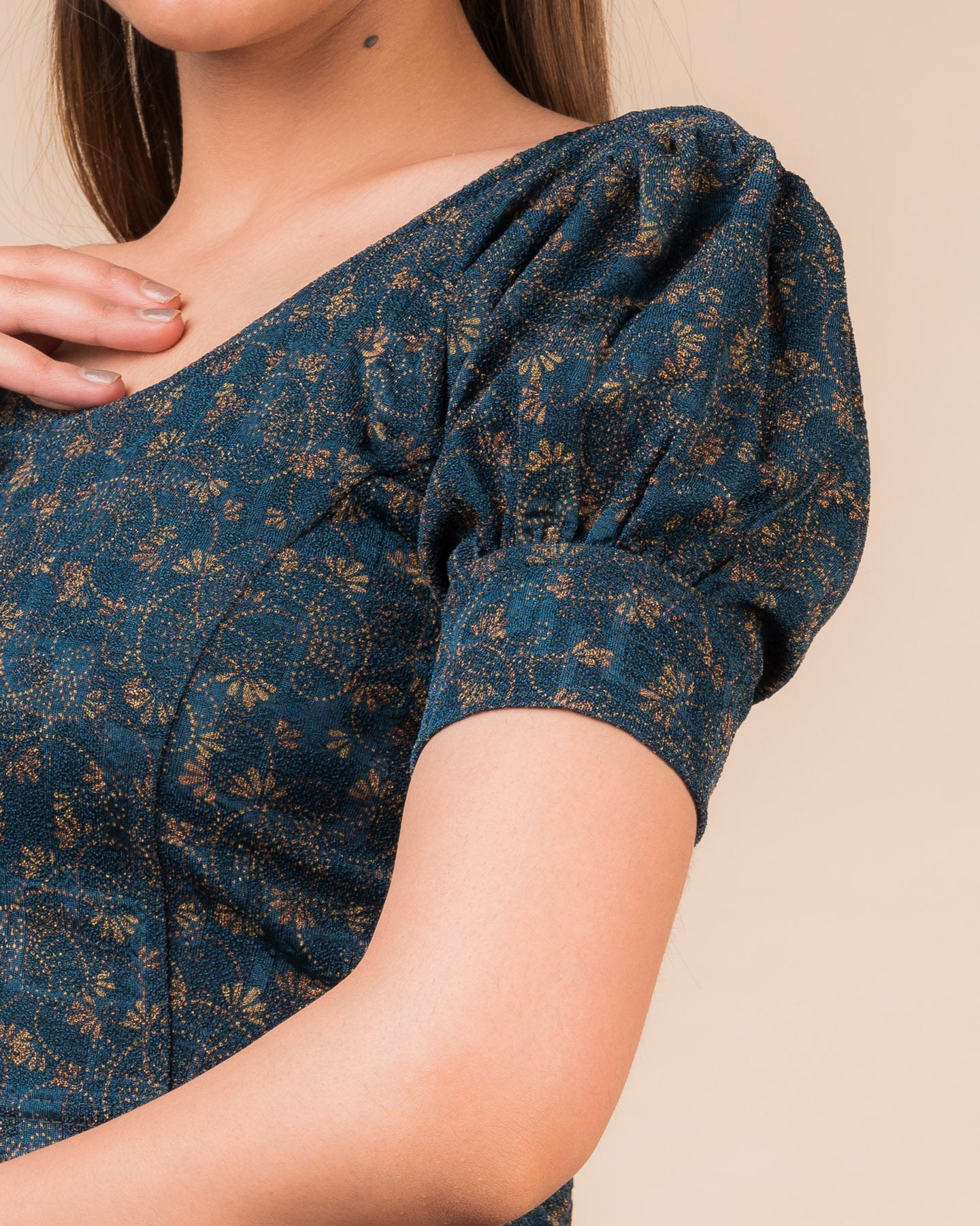  Close-up of the jacquard knit with double metallic print