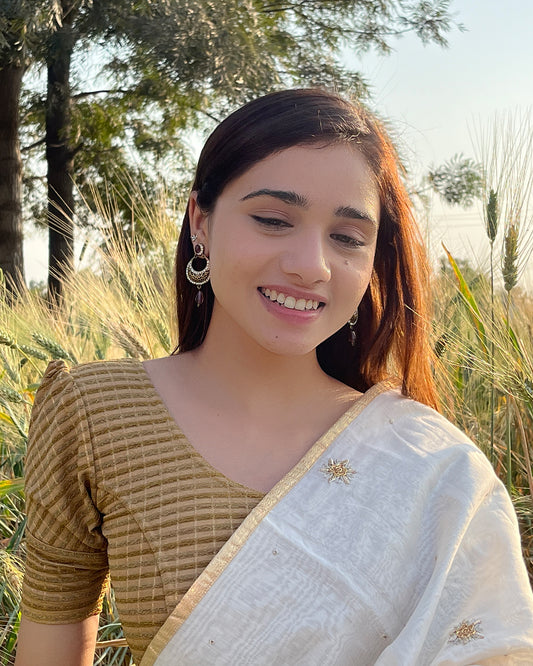 Model pairing the zari single-stripe stretchable blouse with a traditional saree, demonstrating a complete ethnic look.