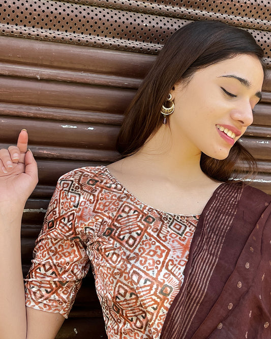  Model pairing the velvet stretchable blouse with a traditional saree, demonstrating a complete ethnic look.
