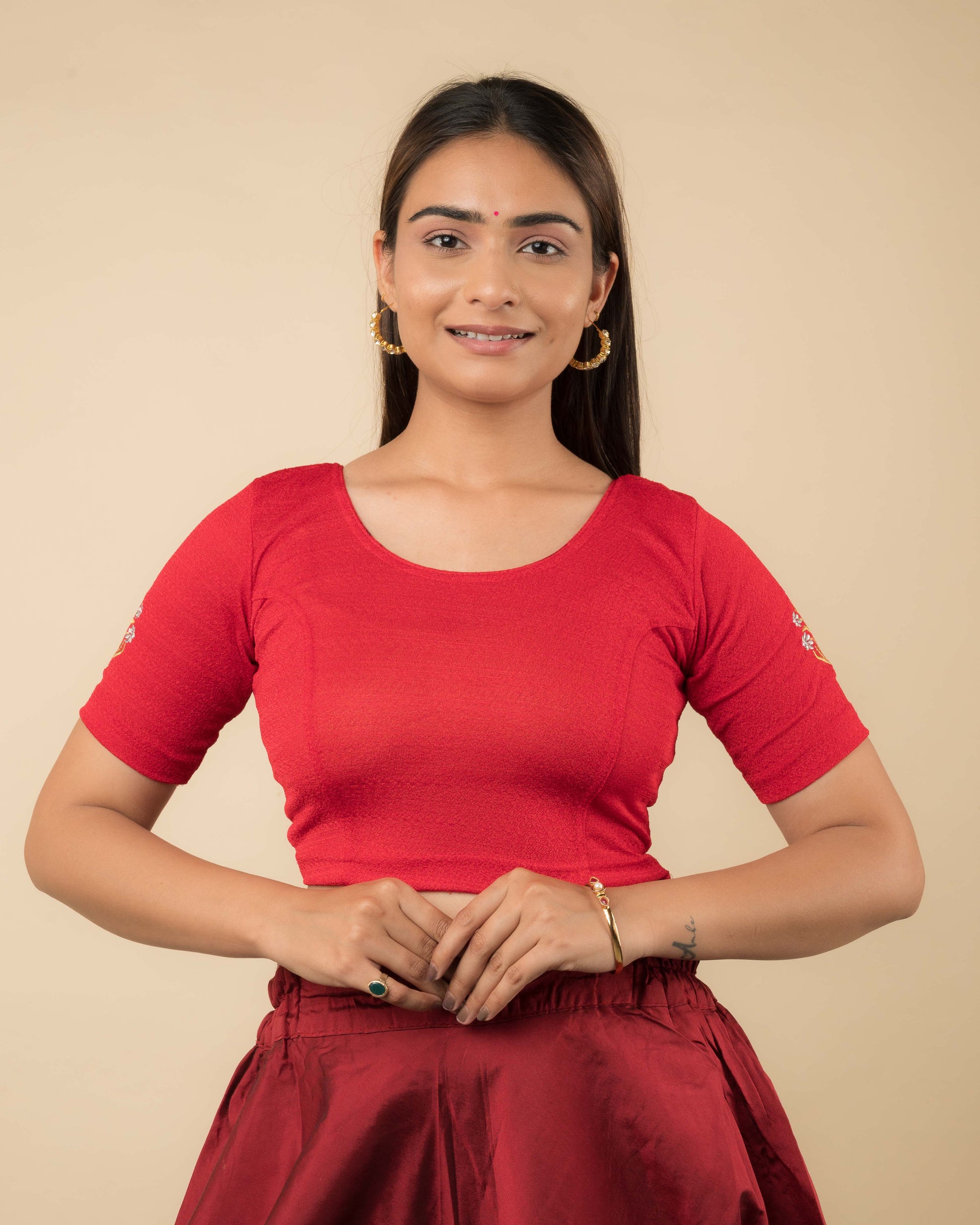 Model wearing a buti embroidered stretchable readymade blouse with elbow sleeves and round neckline.