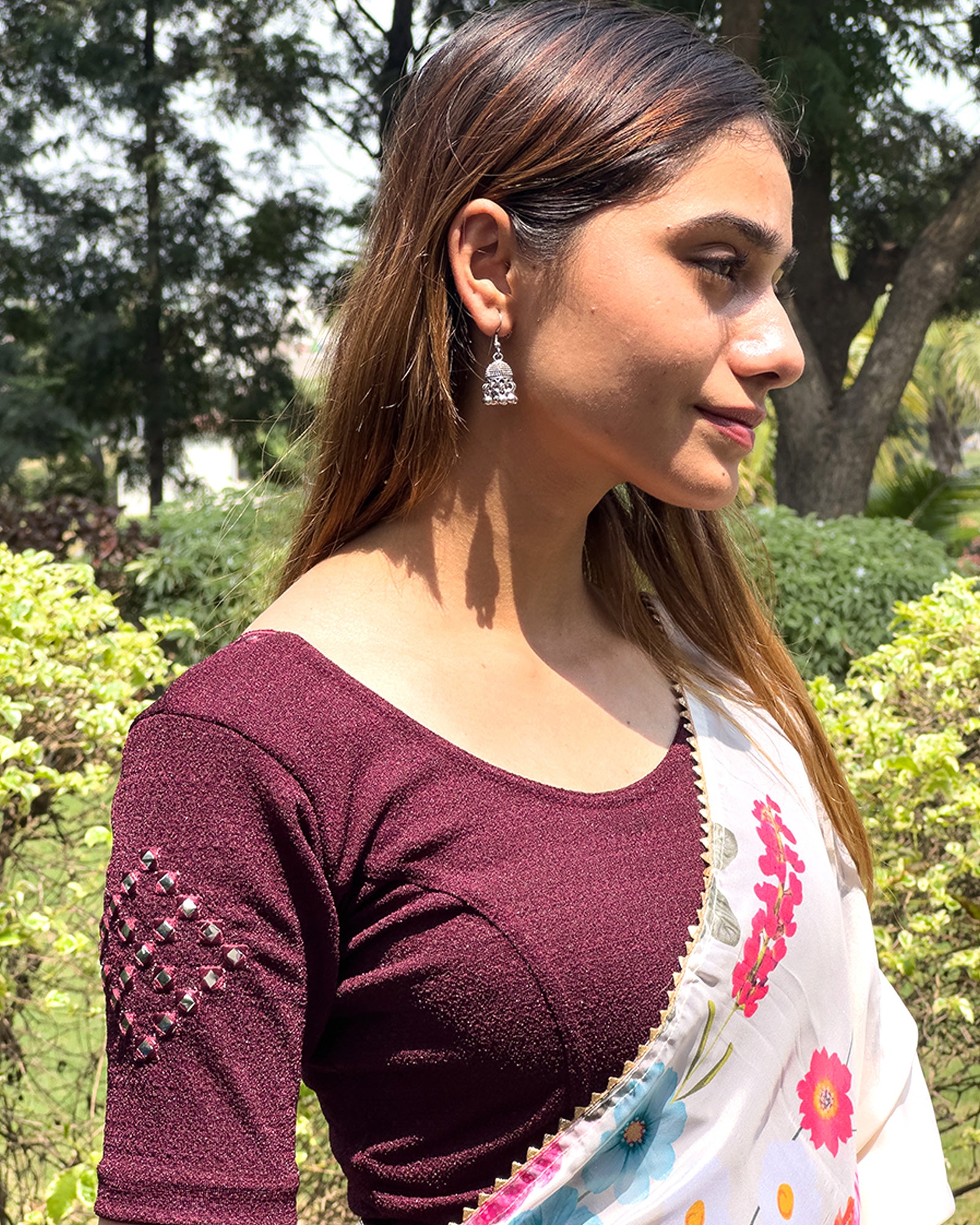 Side profile highlighting fit and sleeve structure.
